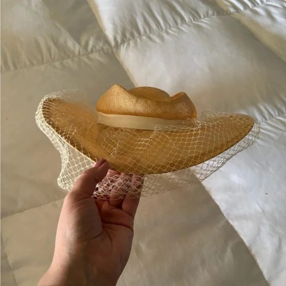 Vintage straw broad brimmed hat with veil - Picture 7 of 7